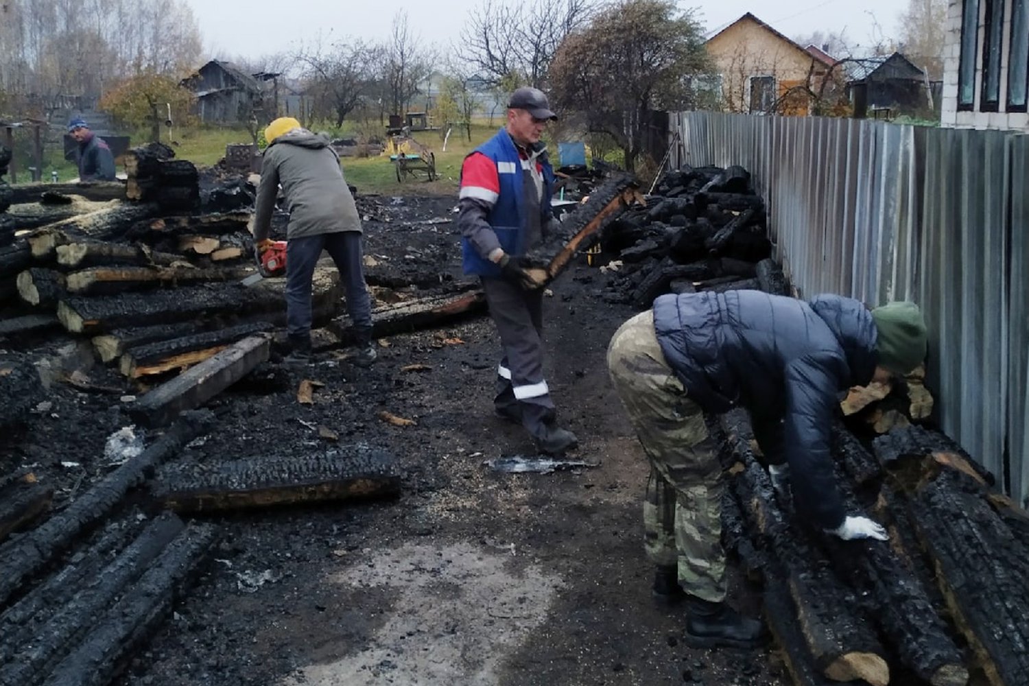 Доброхоты помогли разобрать завалы погорельцам из Досчатого